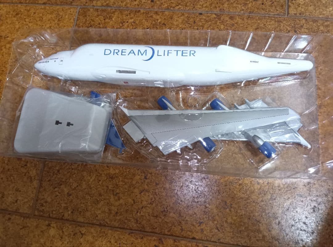 値下げ【超希少・新品未開封】 747 Dreamlifter 1/200