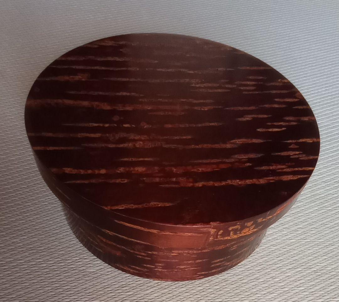 桜皮茶櫃、蓋の裏面は漆塗り で二重構造 山の風景が描かれた非常に珍しい茶櫃です