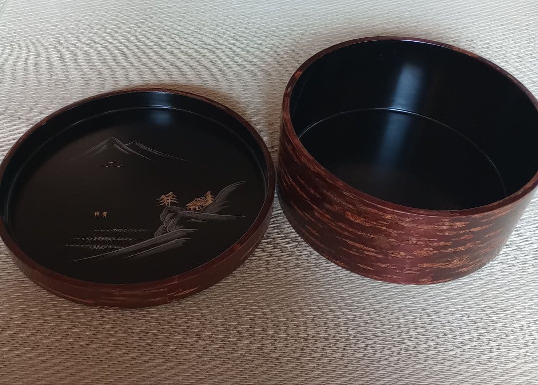 桜皮茶櫃、蓋の裏面は漆塗り で二重構造 山の風景が描かれた非常に珍しい茶櫃です