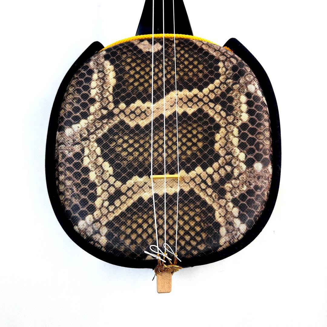 【美品】沖縄三線 三味線 人工革 合皮 ヘビ柄　ハードケース付 民族楽器 弦楽器