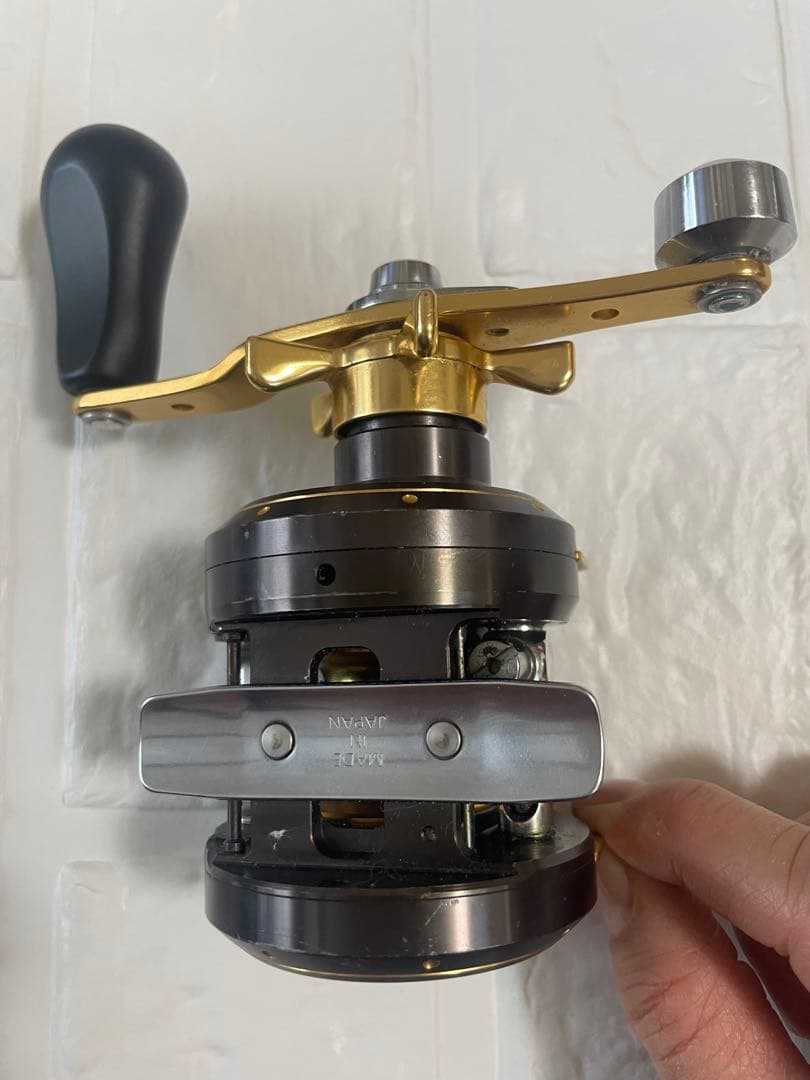 デジタル表示 両軸リール ゴールド/ブラック