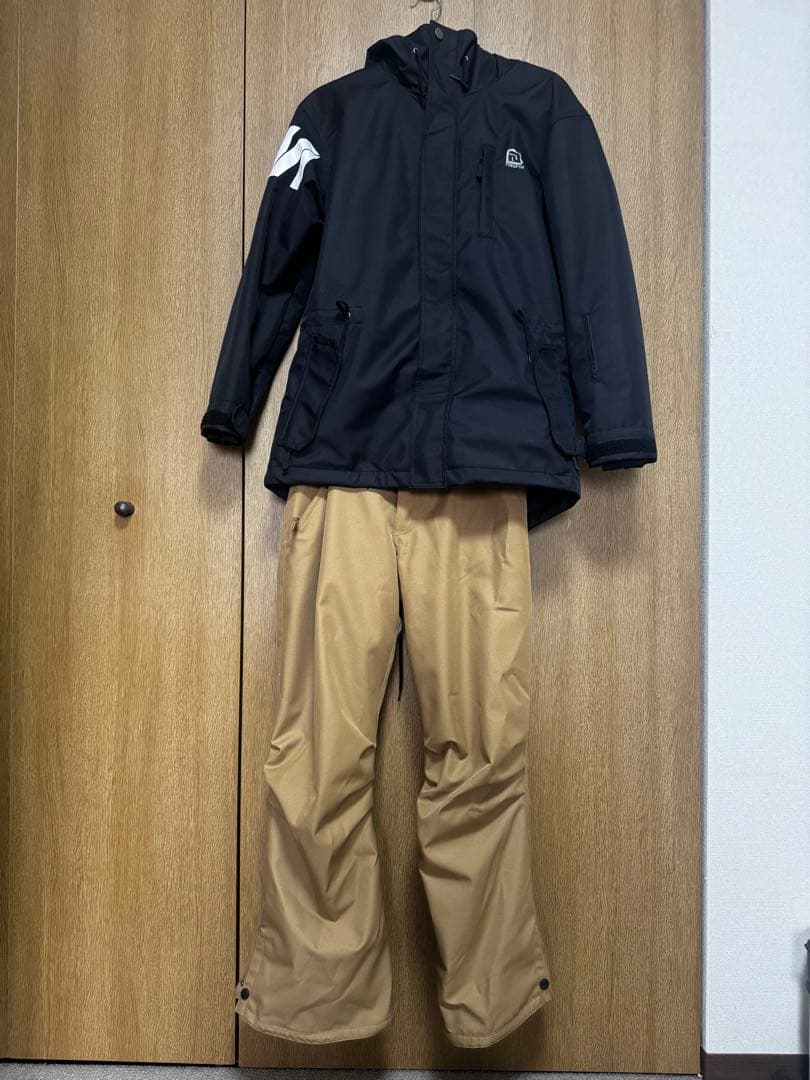 【セール中】【newroll】スノボーウェア 上下セット Sサイズ