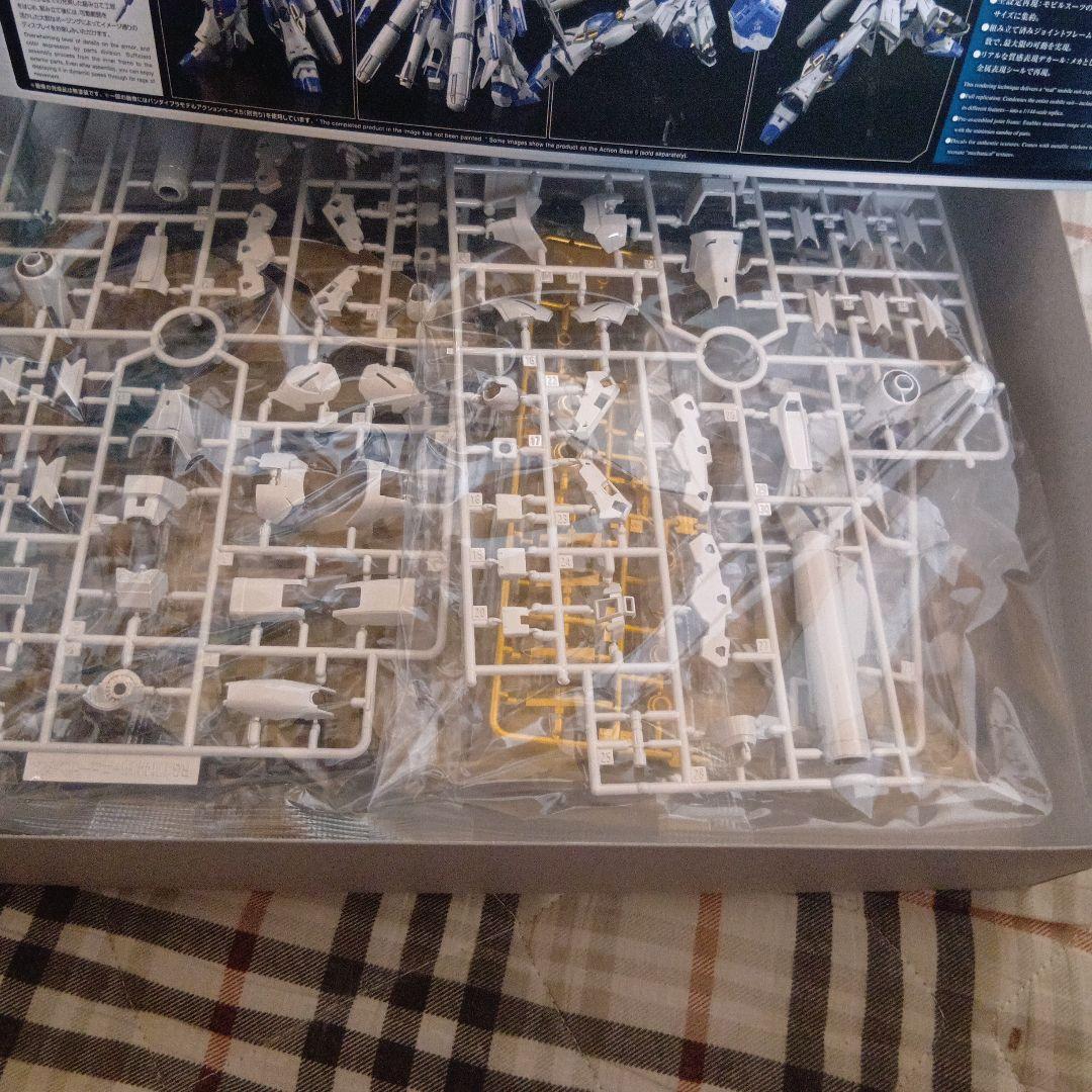 RG Hi-V ガンダム(チタニウムフィニッシュ)ガンダムベース 限定版