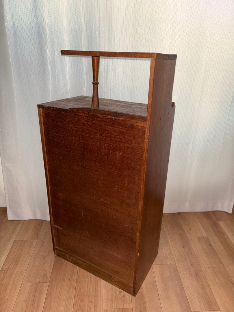 アンティーク　飾り棚　装飾ガラス扉　木製キャビネット 引き出し付き