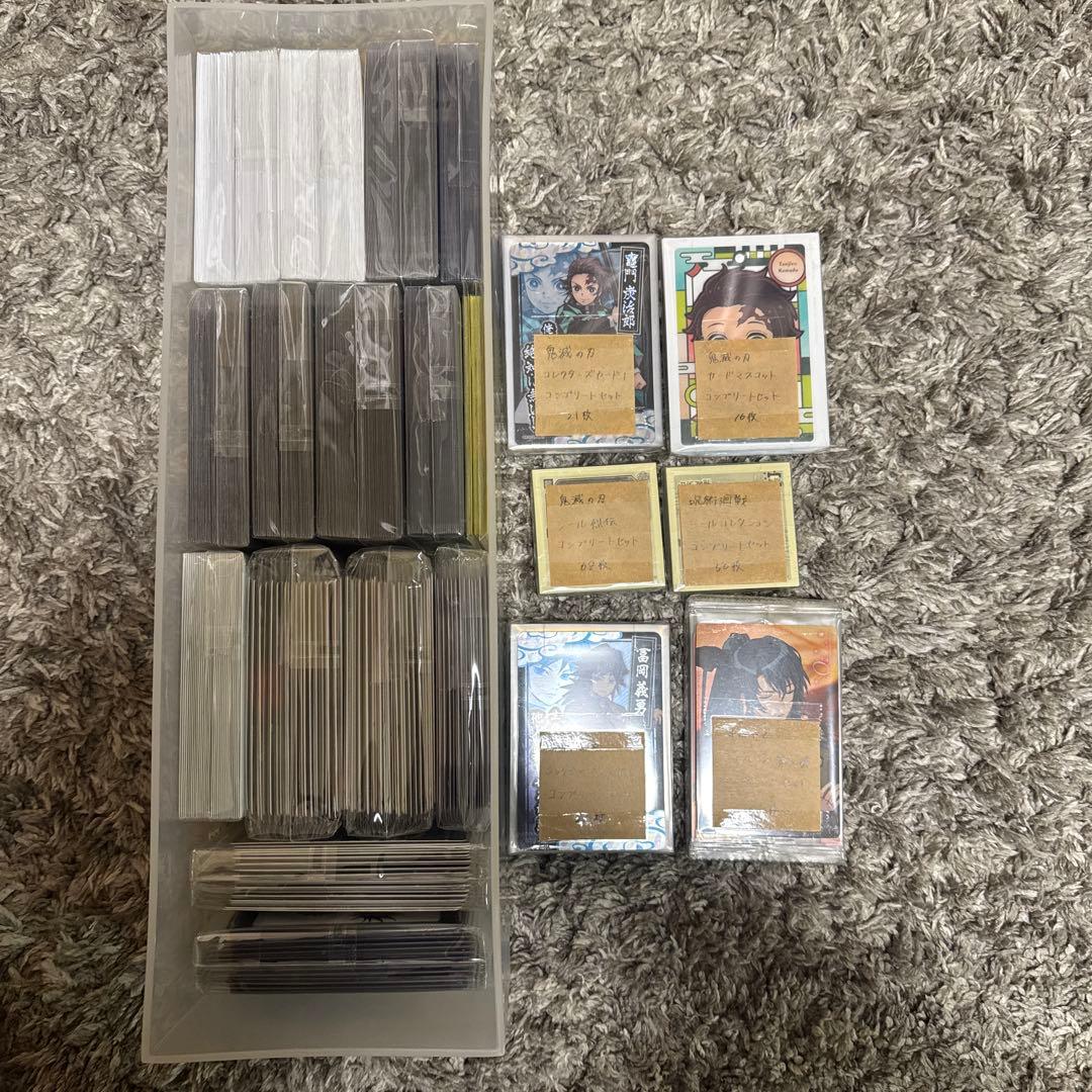 アニメグッズ まとめ売り 呪術廻戦 ツイステ 鬼滅の刃 大量 缶バッジ カード