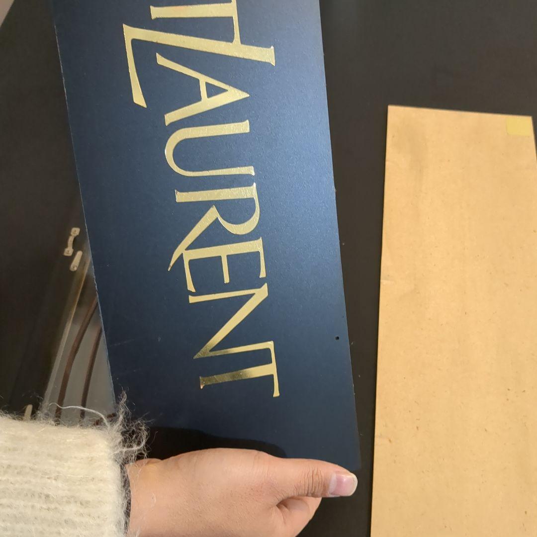 イヴ・サンローラン YSL ロゴ看板