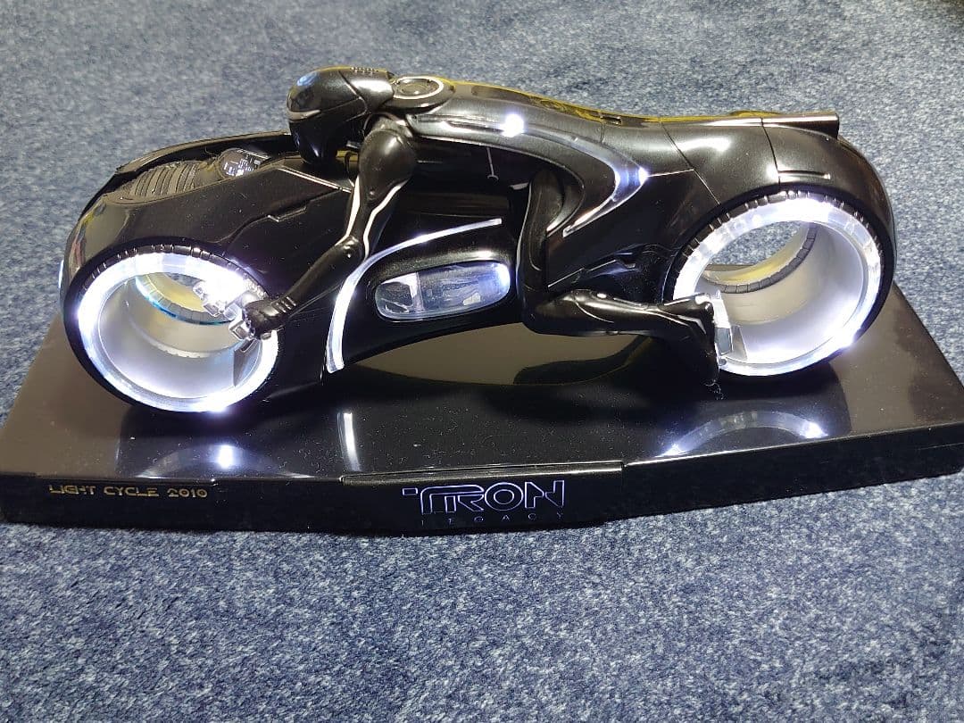 1/10 『TRON:LEGACY』 ライトサイクル　ダイキャストフィギュア