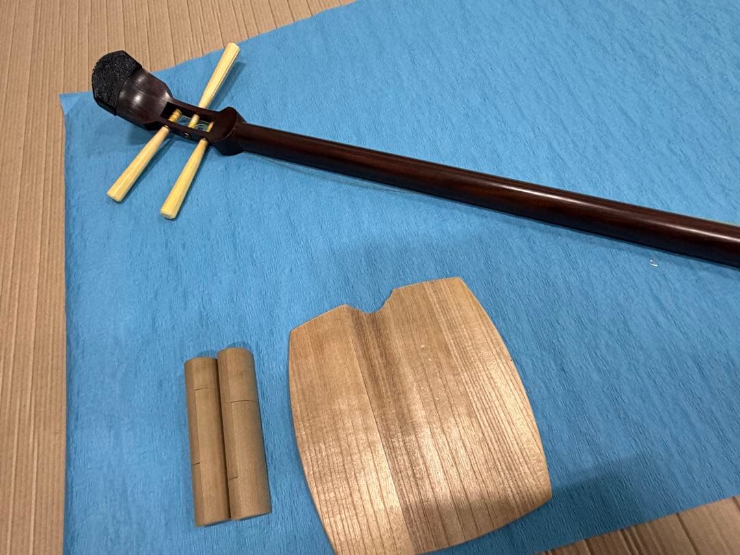 ケース付き三味線 本体 ジャンク品 皮破れ 修理・部品取り用 棹状態良好 和楽器