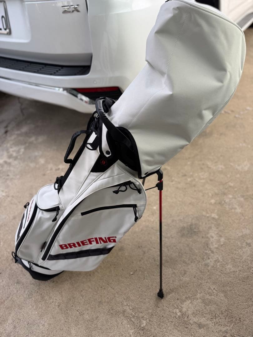 超美品　ブリーフィング　キャディバッグ　白　スタンド　ネームプレート付き
