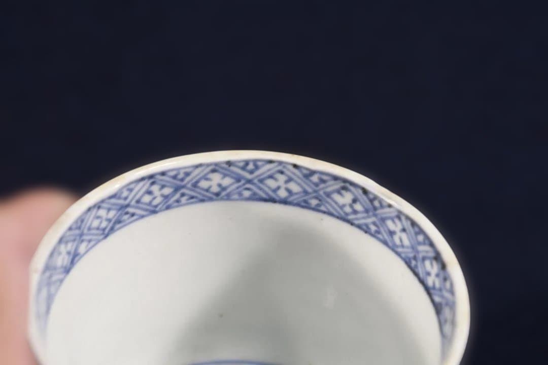 511　古伊万里大振染付大河蛇行菊花唐草図蕎麦猪口　無傷美品　江戸中期