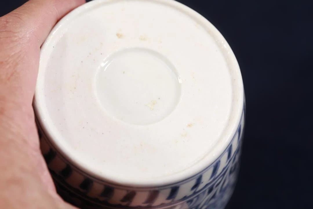 511　古伊万里大振染付大河蛇行菊花唐草図蕎麦猪口　無傷美品　江戸中期