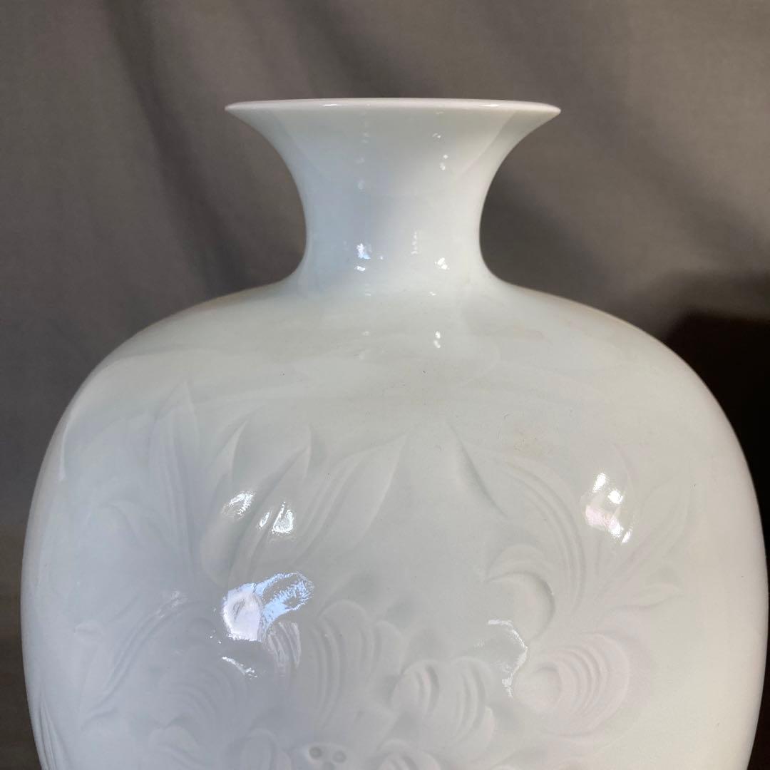 【期間特別値下げ】日本伝統工芸会　日本の名窯　奥川忠右衛門作　白磁牡丹彫文　花瓶