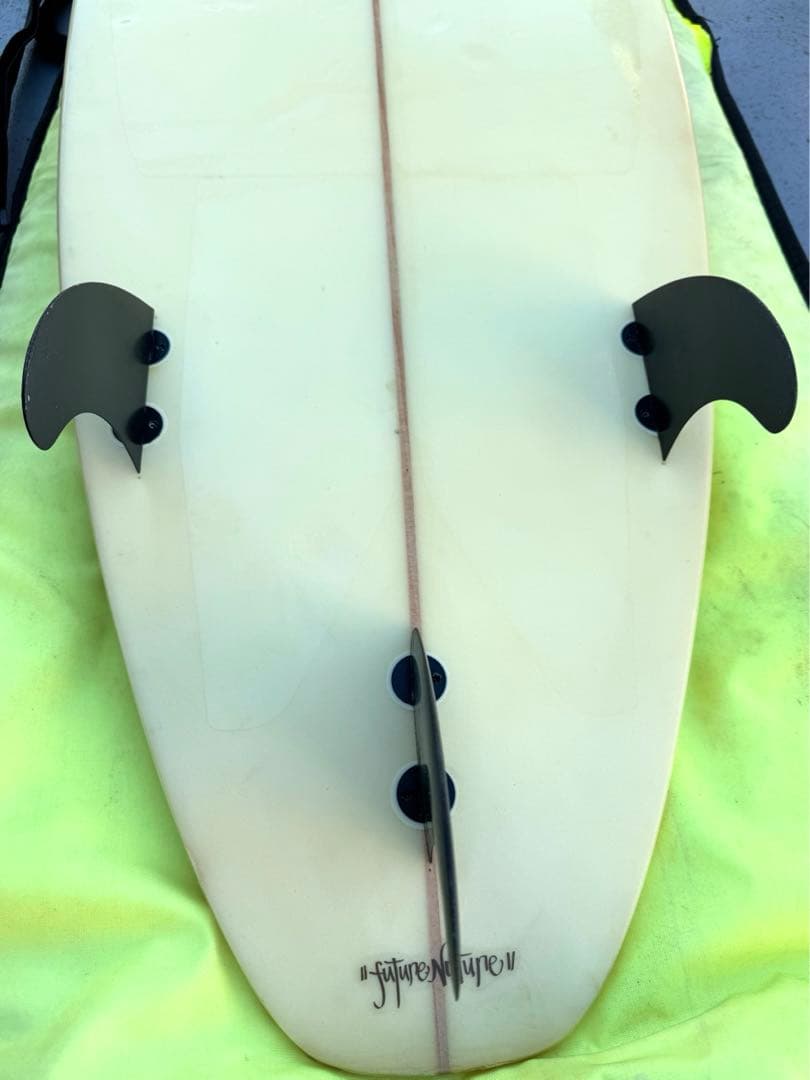 ショート用サーフボード　スカッシュテール　トライフィン　ケース付