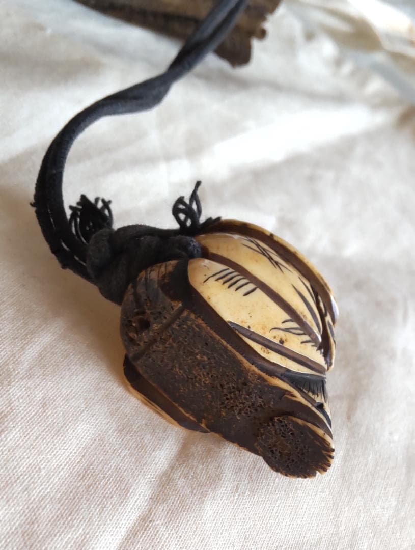 根付／netsuke／老人／翁／旅人／革袋／巾着付き