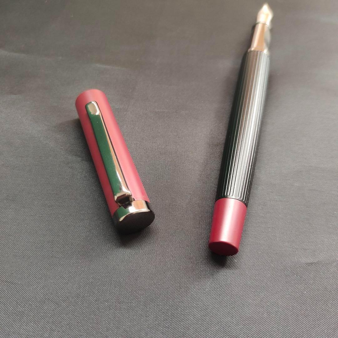 @赤と黒のストライプ万年筆 1