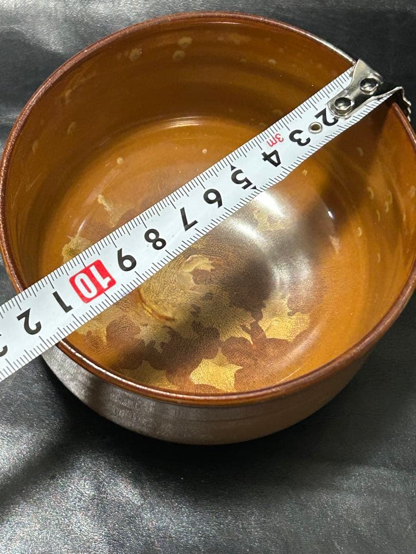 究極の美◾️蔵からコゲ茶色の釉薬に黄金の紋様が浮かび上がる美しい抹茶茶碗が出てきた