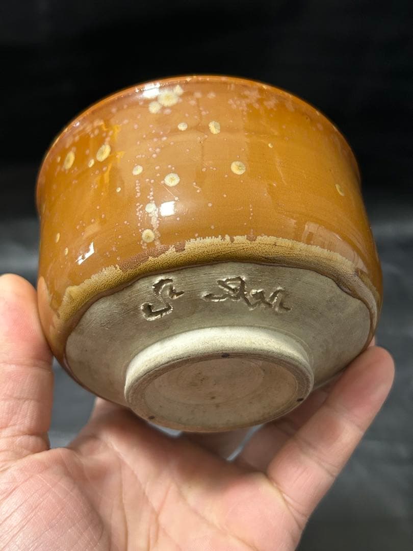 究極の美◾️蔵からコゲ茶色の釉薬に黄金の紋様が浮かび上がる美しい抹茶茶碗が出てきた