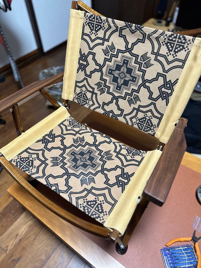 カーミットチェアウォールナット　ガラクダ　ヒジラク　ノビタ　ブラックデザイン