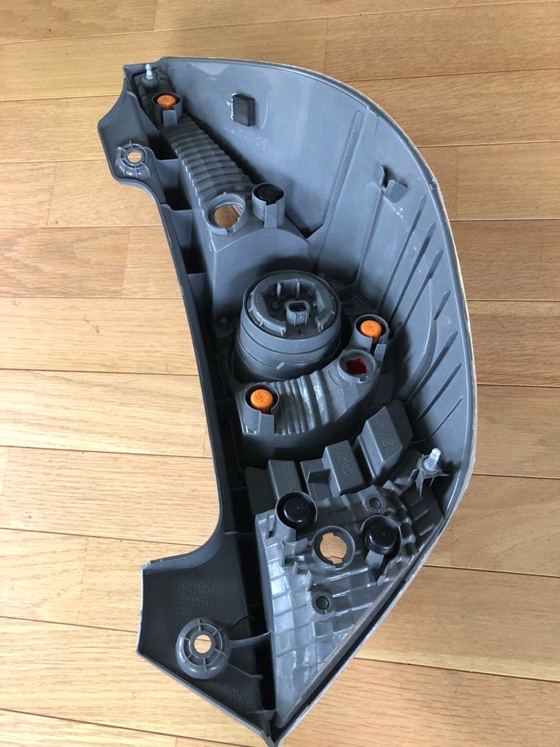 アクアNHP10前期テールランプ