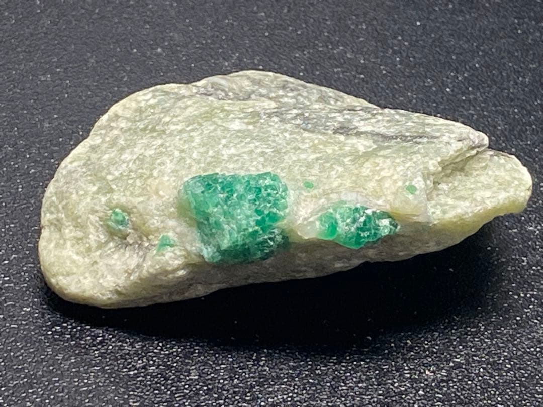 エメラルド 原石　結晶　85g 母岩付き