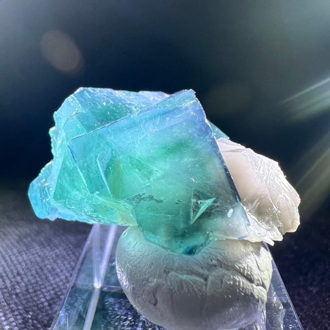 ヤオガンシャン産　「ピーコックグリーン」「孔雀緑色」ブルーウィンドウフローライト