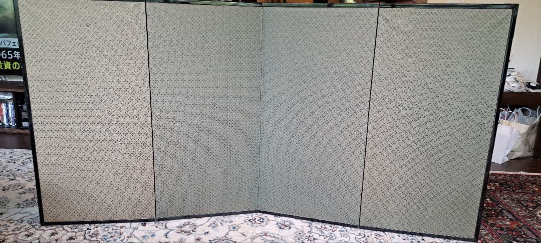 桜と鳥のデザインの屏風