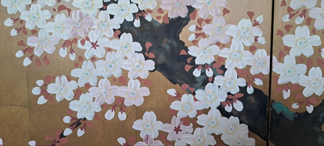 桜と鳥のデザインの屏風