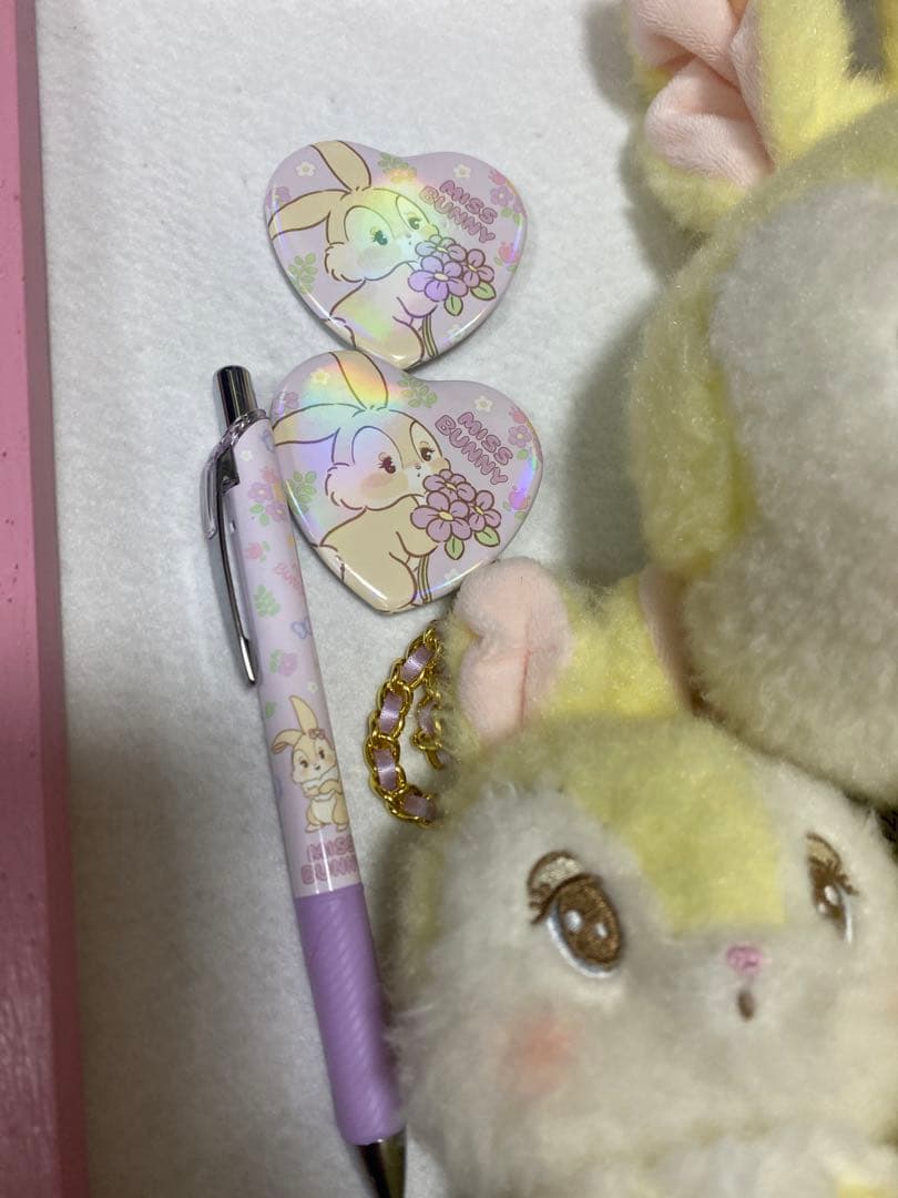 ディズニーストアmikkoミスバニーぬいぐるみキーチェーンとボールペンと缶バッジ