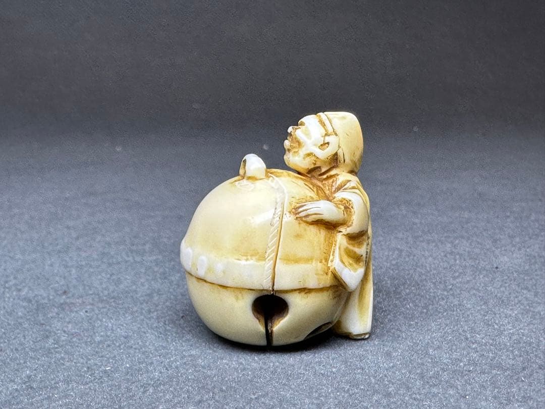 極上　根付　鈴を抱える老人　置物　彫刻 細密細工　骨董　アンティーク