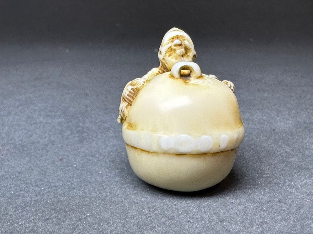 極上　根付　鈴を抱える老人　置物　彫刻 細密細工　骨董　アンティーク