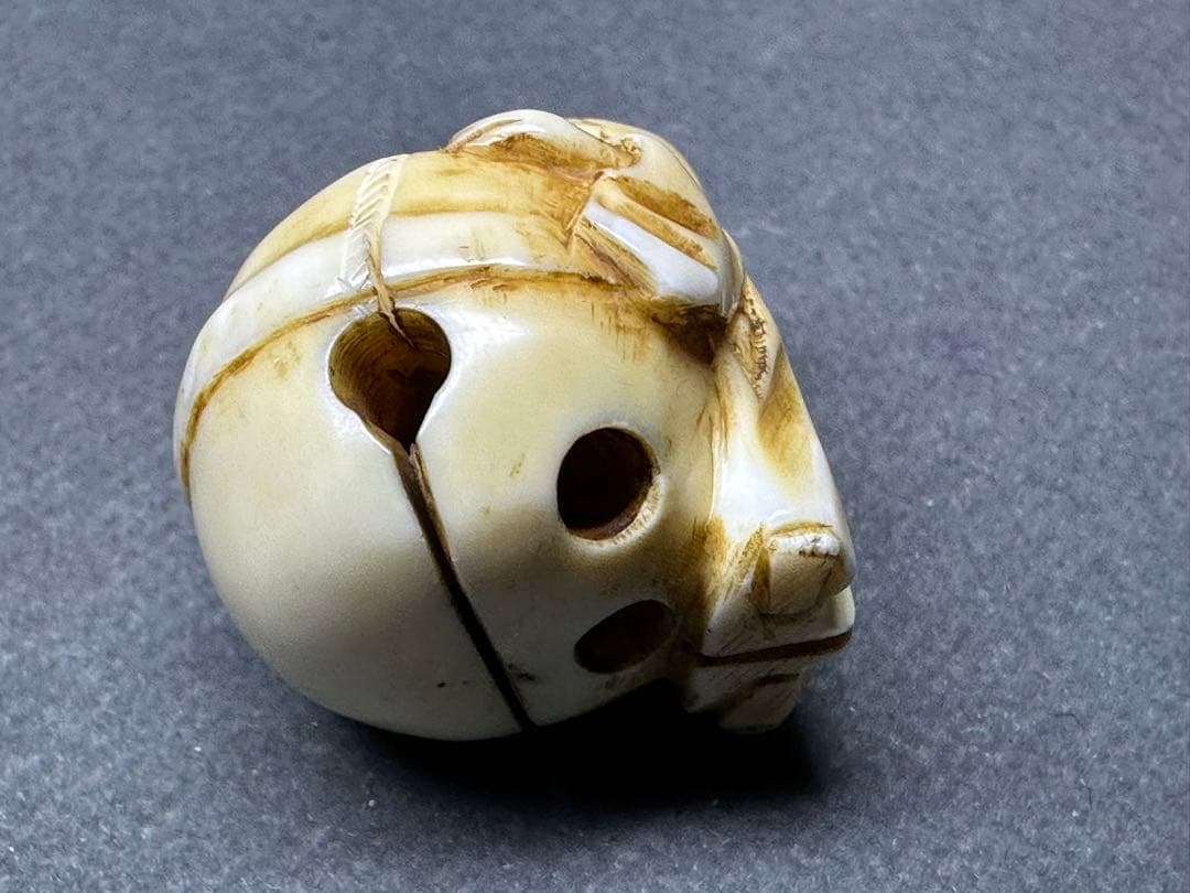 極上　根付　鈴を抱える老人　置物　彫刻 細密細工　骨董　アンティーク