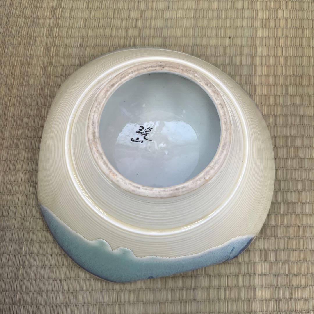 美濃焼琥山窯青白磁　模様　飾り壺　花瓶　花器　64