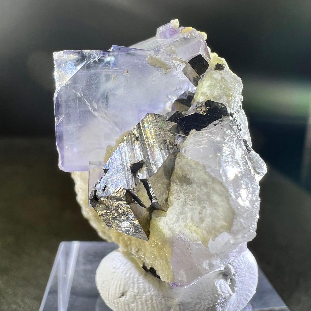 ヤオガンシャン産　パイライト共生　パープルゾーニングフローライト