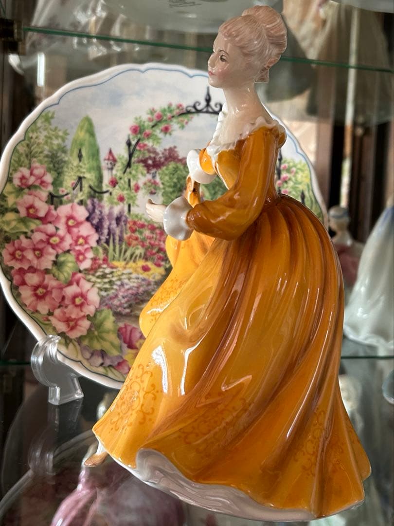 ロイヤルドルトン 人形　置物　オブジェ