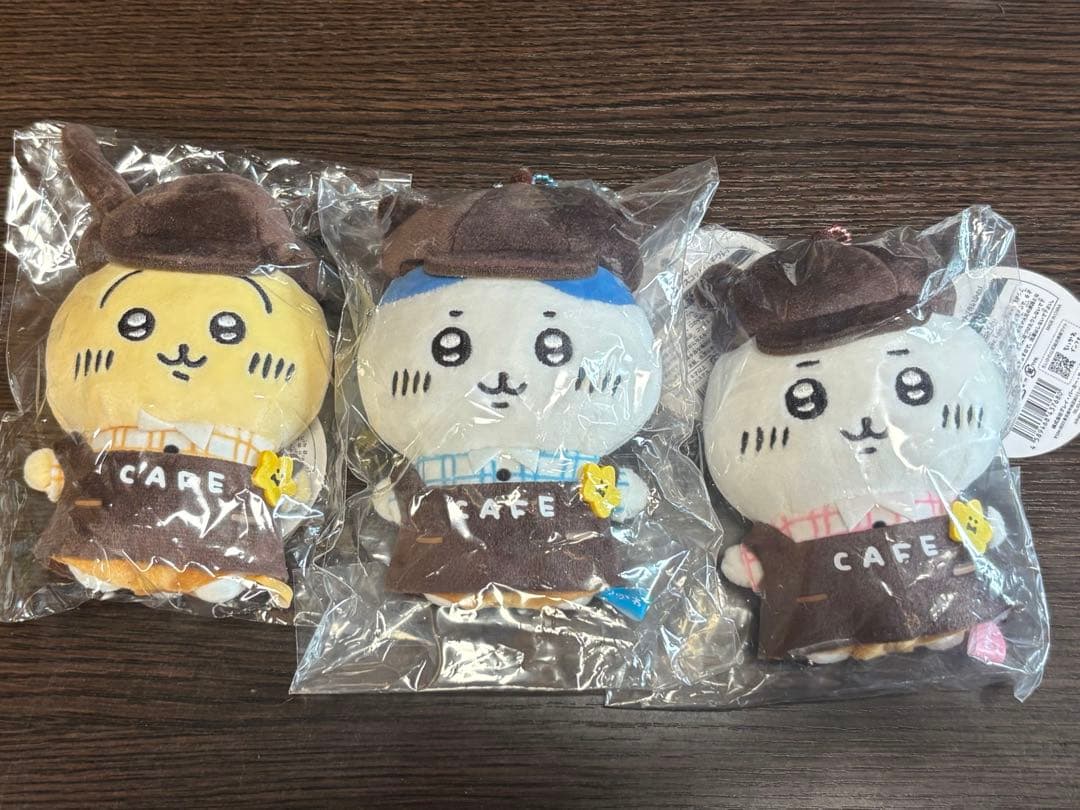 カフェの定員さんマスコット ちいかわ ハチワレ うさぎ