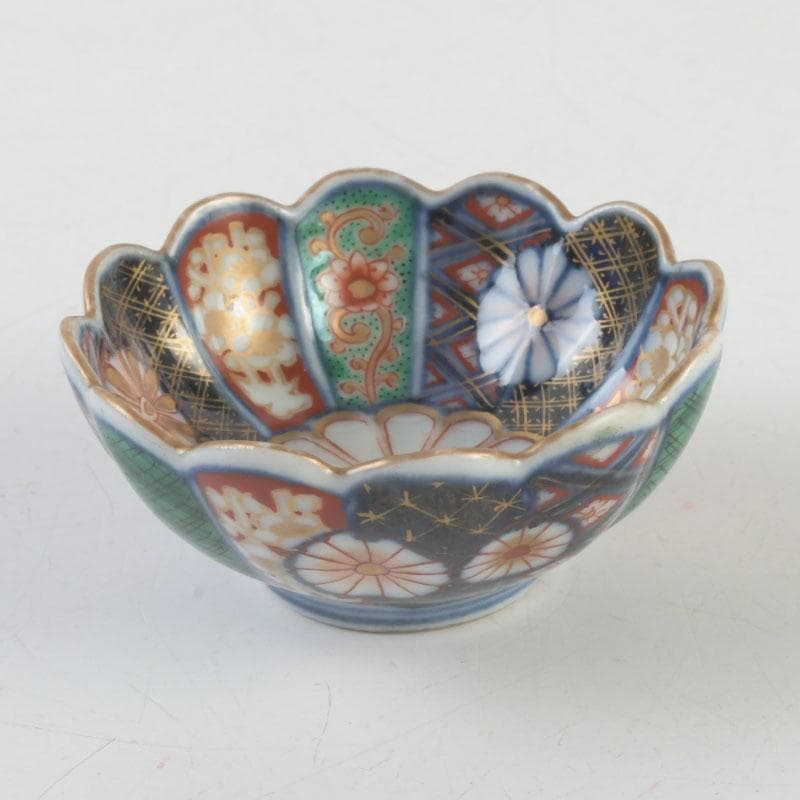 伊万里焼　奇玉宝鼎之珍　色絵金彩　花草文　輪花盃　時代箱付　V　9550