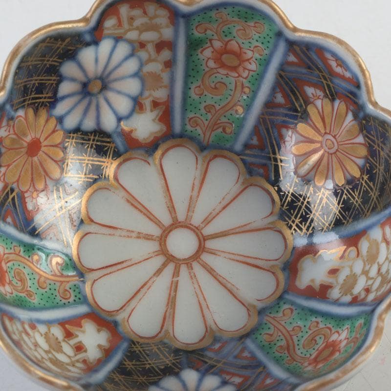 伊万里焼　奇玉宝鼎之珍　色絵金彩　花草文　輪花盃　時代箱付　V　9550