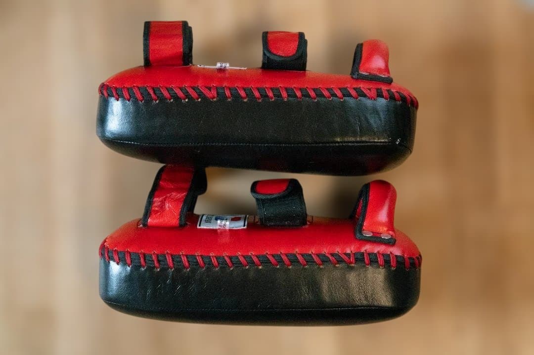 ムエタイ・キックミット 赤/黒 革製