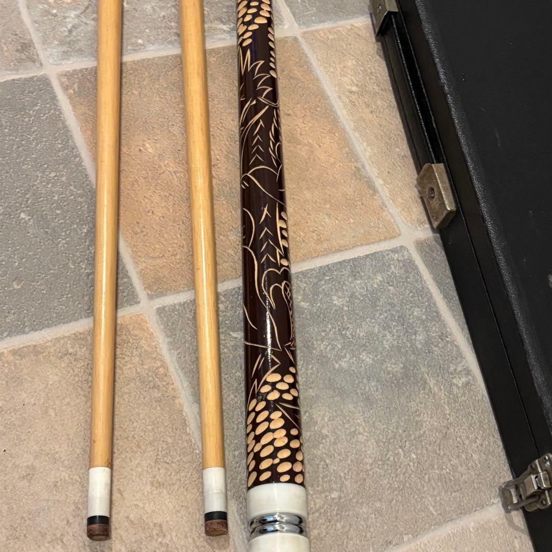 メーカー不明 ビリヤード キュー　3分割　木彫り　シャフト2本付き