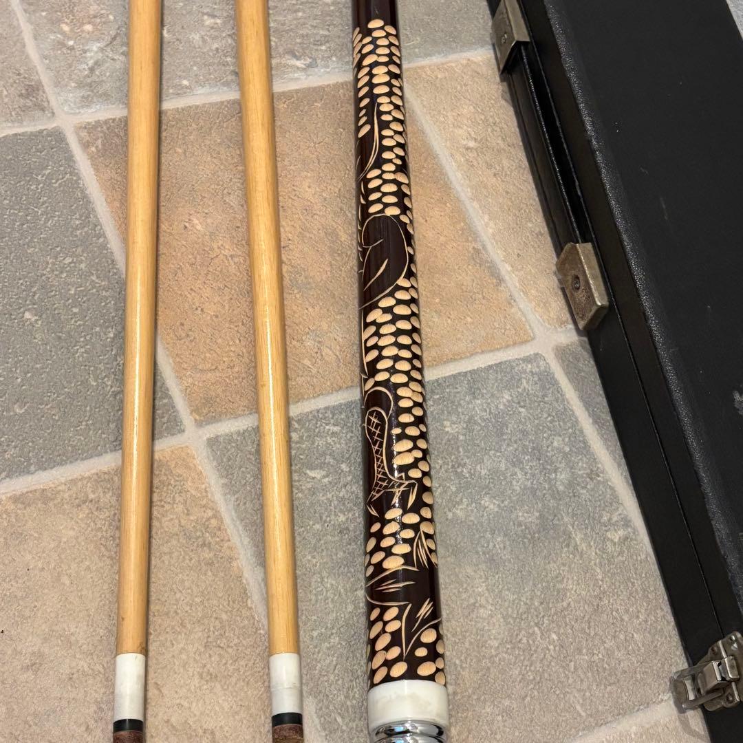 メーカー不明 ビリヤード キュー　3分割　木彫り　シャフト2本付き