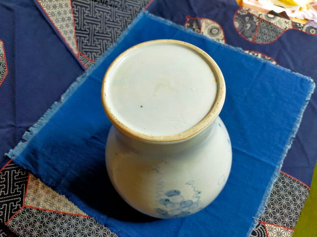 韓国【人間文化財】　池 順鐸作　白磁染付手描き葡萄文花瓶(壷)