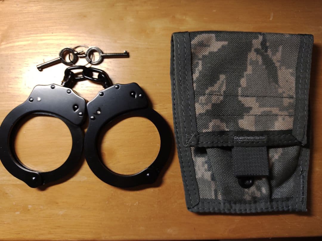 本物手錠と米軍放出品収納ポーチセット