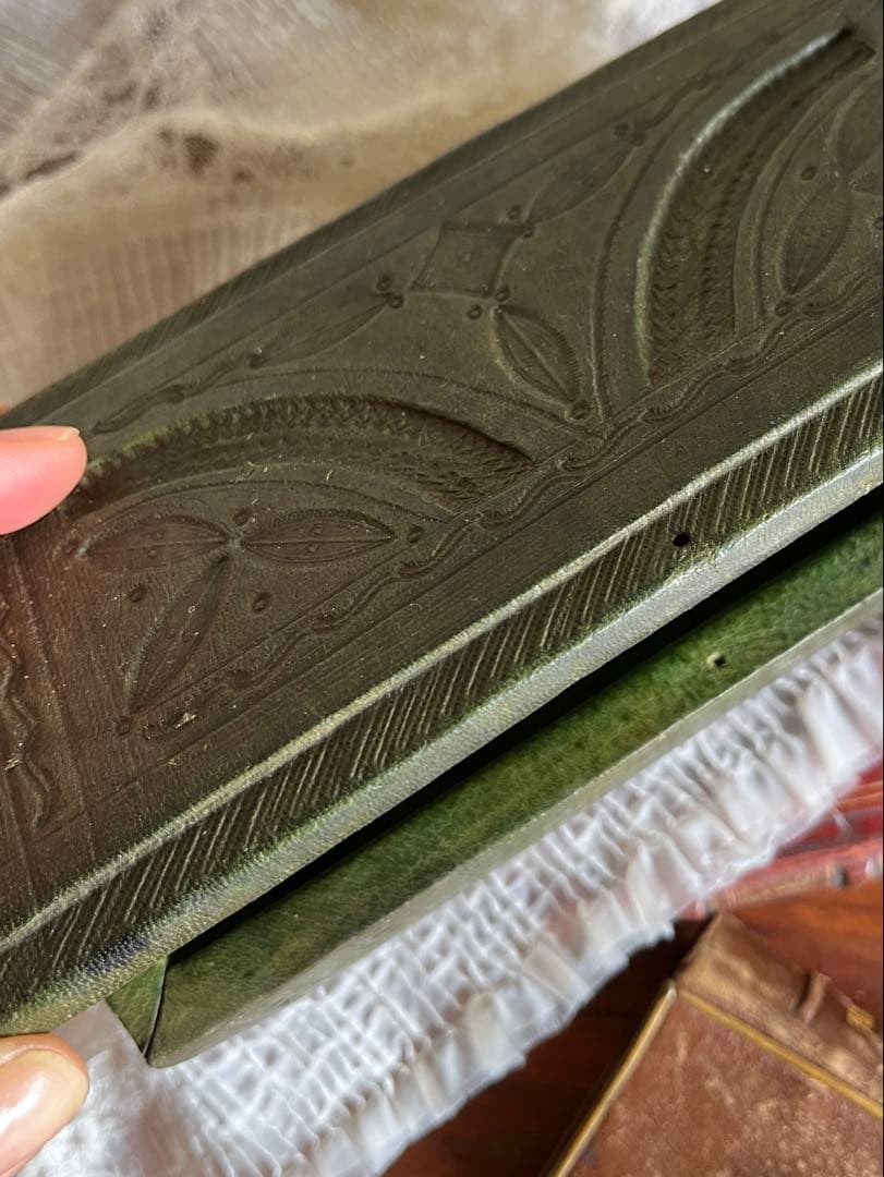 ◆フランスアンティーク｜木箱ハンドメイド型押し革レザー小箱、緑モスグリーン茶