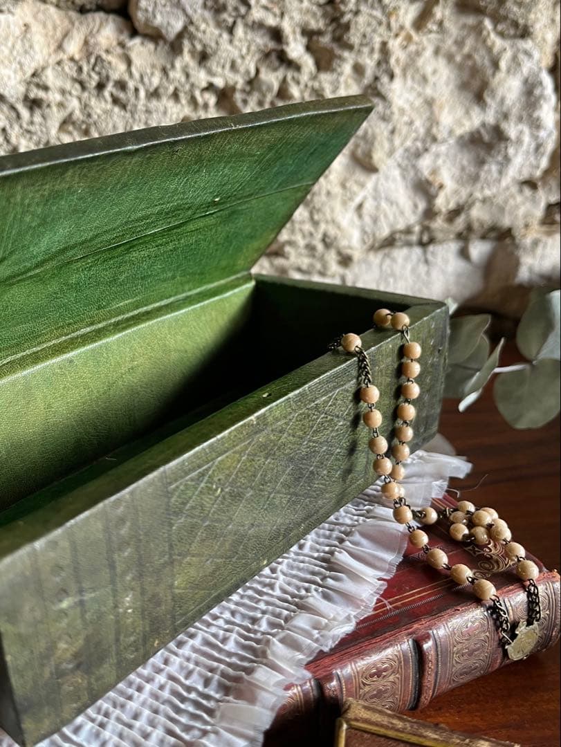 ◆フランスアンティーク｜木箱ハンドメイド型押し革レザー小箱、緑モスグリーン茶