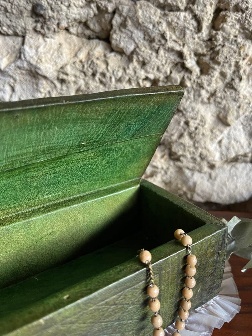 ◆フランスアンティーク｜木箱ハンドメイド型押し革レザー小箱、緑モスグリーン茶