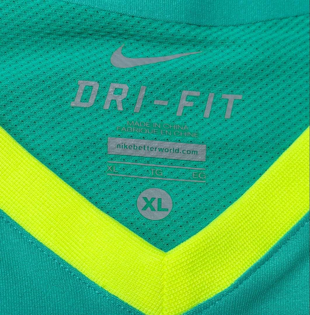 ラファエル・ナダル ナイキ 緑色Vネックシャツと灰色ショーツ上下セット