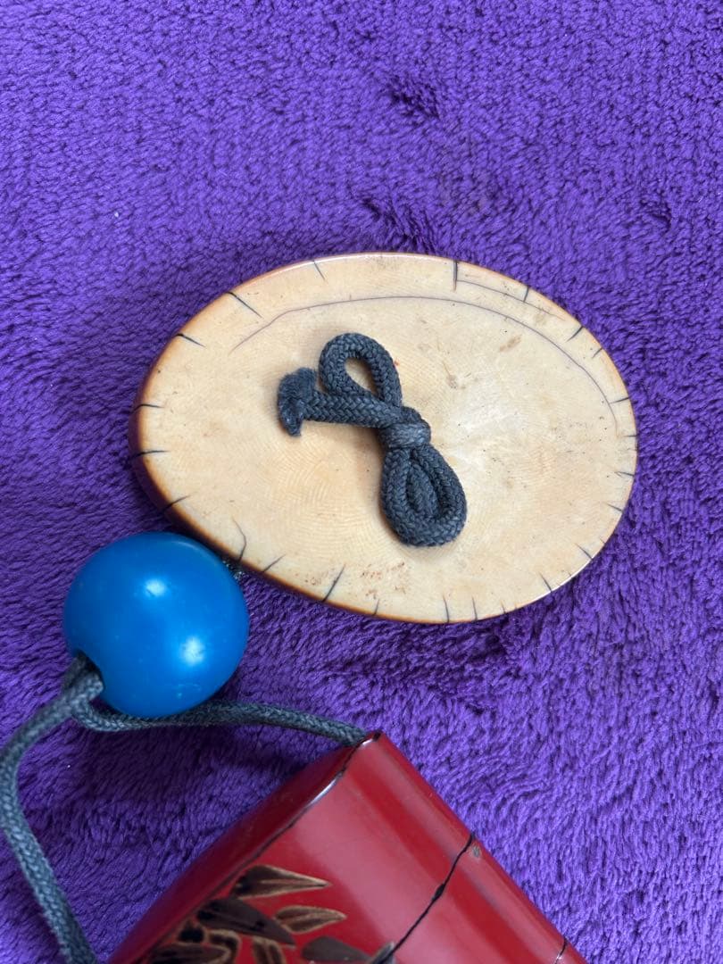 赤い漆器印籠 根付 薬入れ 小物入れ 時代物