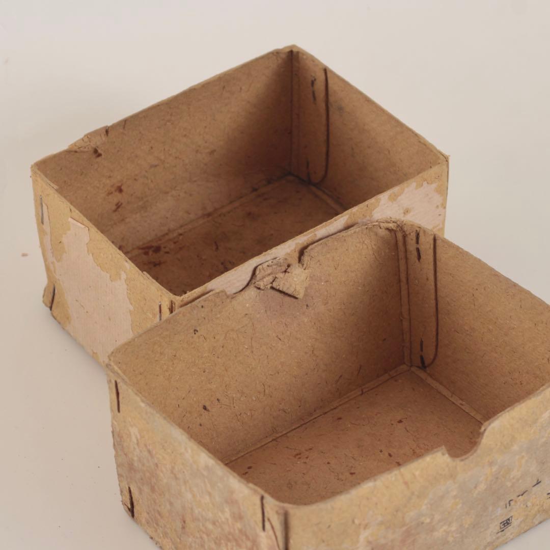 古い ボロボロの 紙箱 古道具 アンティーク オブジェ