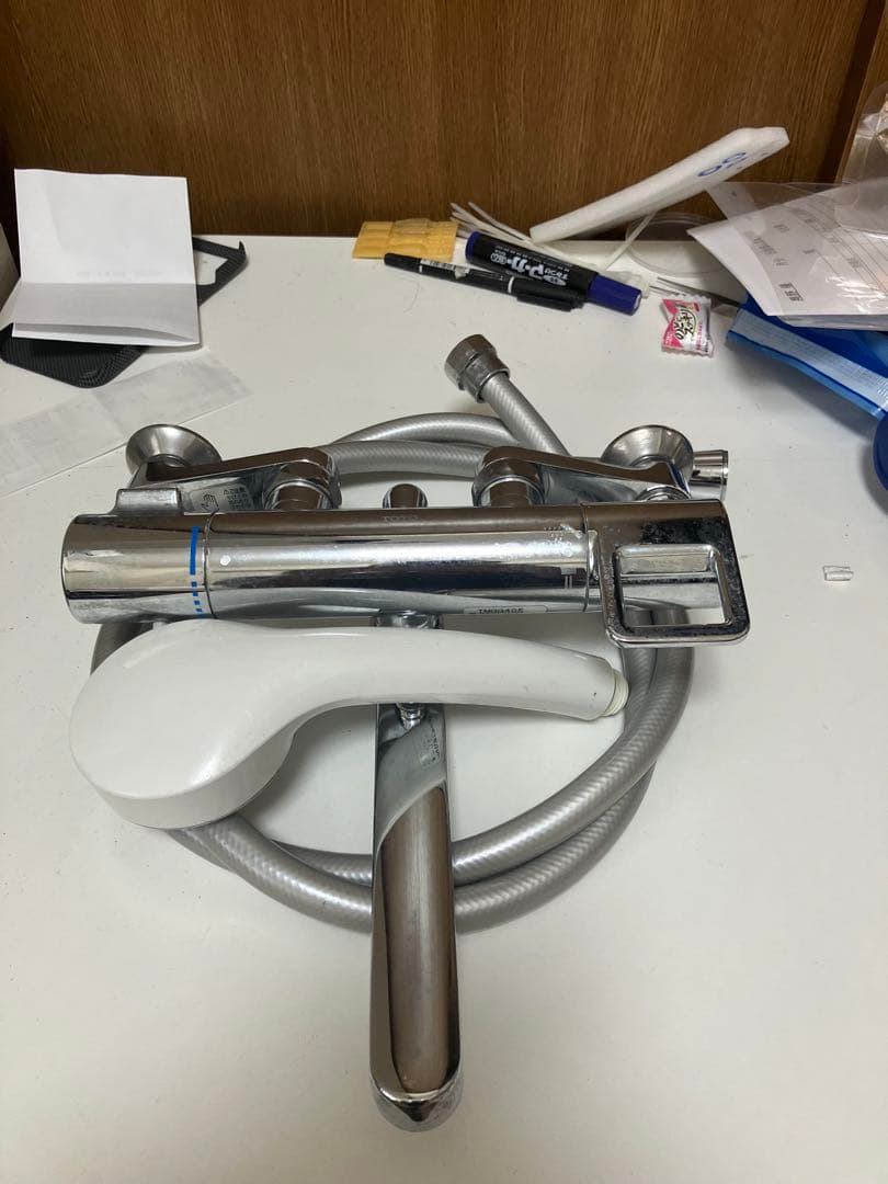 TOTO製の 壁付けサーモスタット混合水栓（シャワー付き）