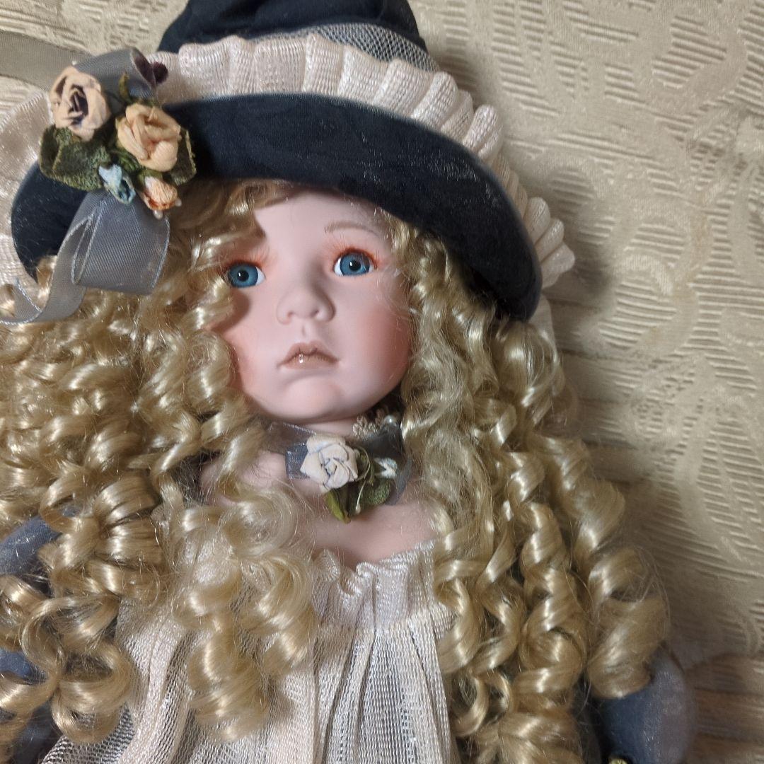 レース装飾のドール